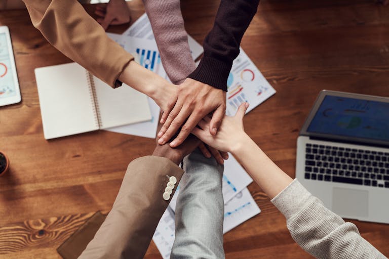 La communication au travail est l’un des piliers d’un environnement professionnel sain et productif.